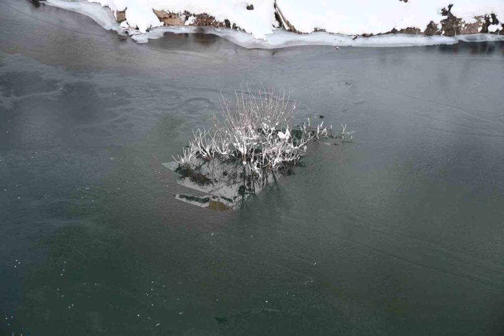 Şırnak'ta Soğuk Hava, Habur Çayı’nı Dondurdu