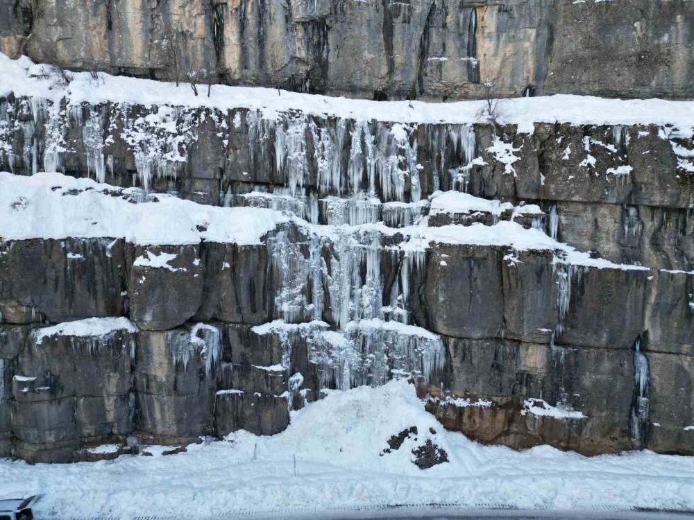 Şırnak’ta Kart Postallık Görüntüler: Buz Sarkıtları Dronla Görüntülendi