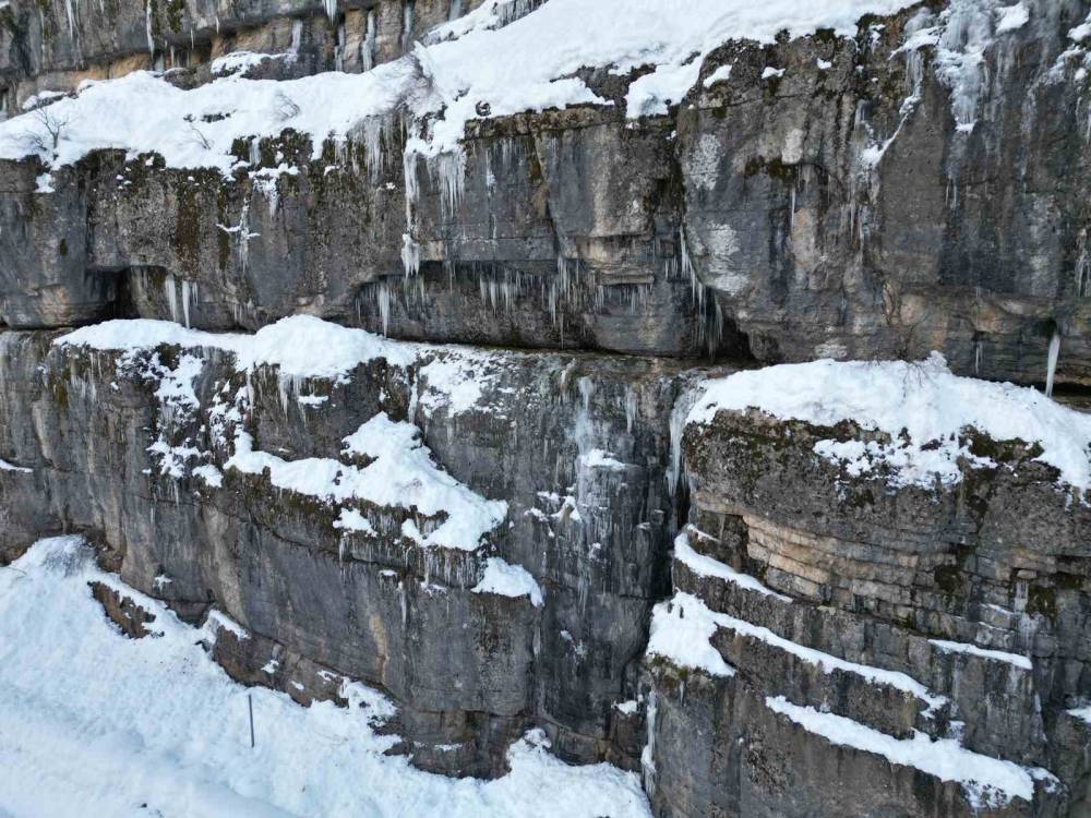 Şırnak’ta Kart Postallık Görüntüler: Buz Sarkıtları Dronla Görüntülendi