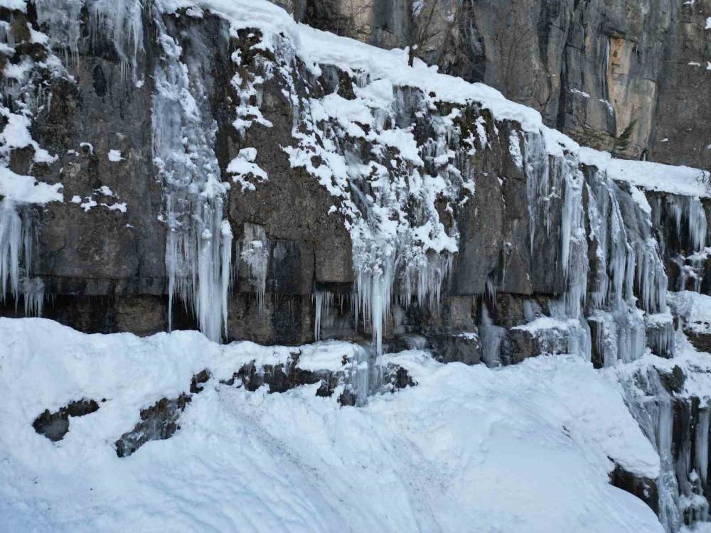 Şırnak’ta Kart Postallık Görüntüler: Buz Sarkıtları Dronla Görüntülendi