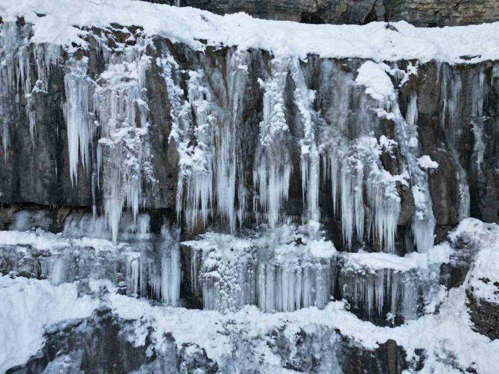 Şırnak’ta Kart Postallık Görüntüler: Buz Sarkıtları Dronla Görüntülendi