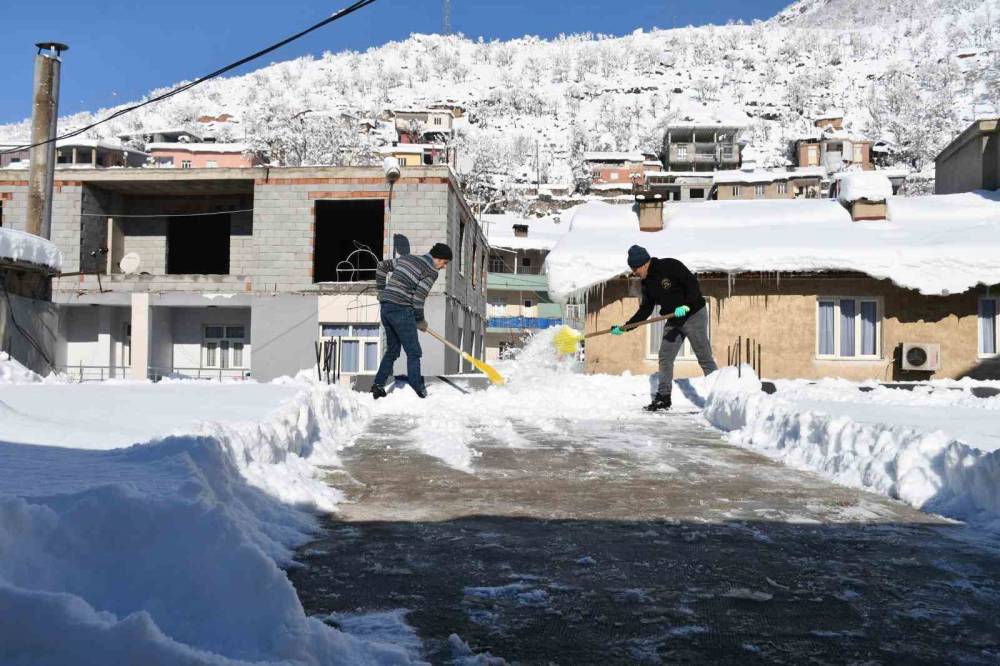 Kar kalınlığının 2 metreyi bulduğu Beytüşşebap’ta damlar temizleniyor