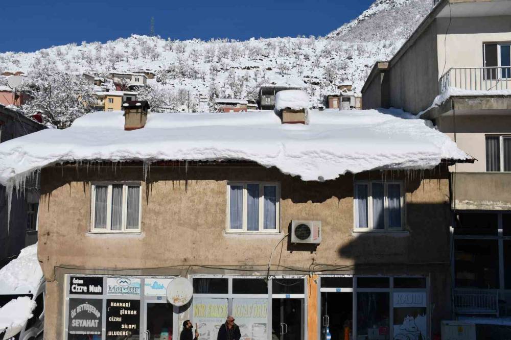 Kar kalınlığının 2 metreyi bulduğu Beytüşşebap’ta damlar temizleniyor