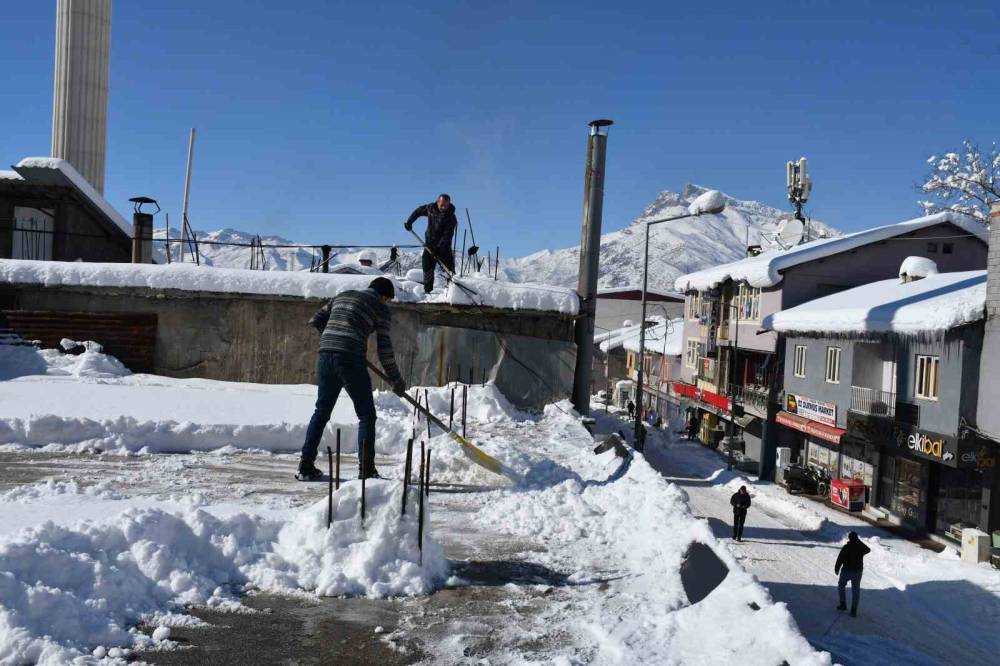Kar kalınlığının 2 metreyi bulduğu Beytüşşebap’ta damlar temizleniyor