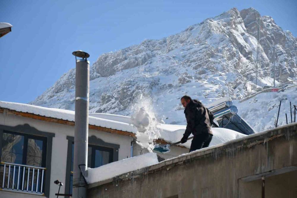 Kar kalınlığının 2 metreyi bulduğu Beytüşşebap’ta damlar temizleniyor