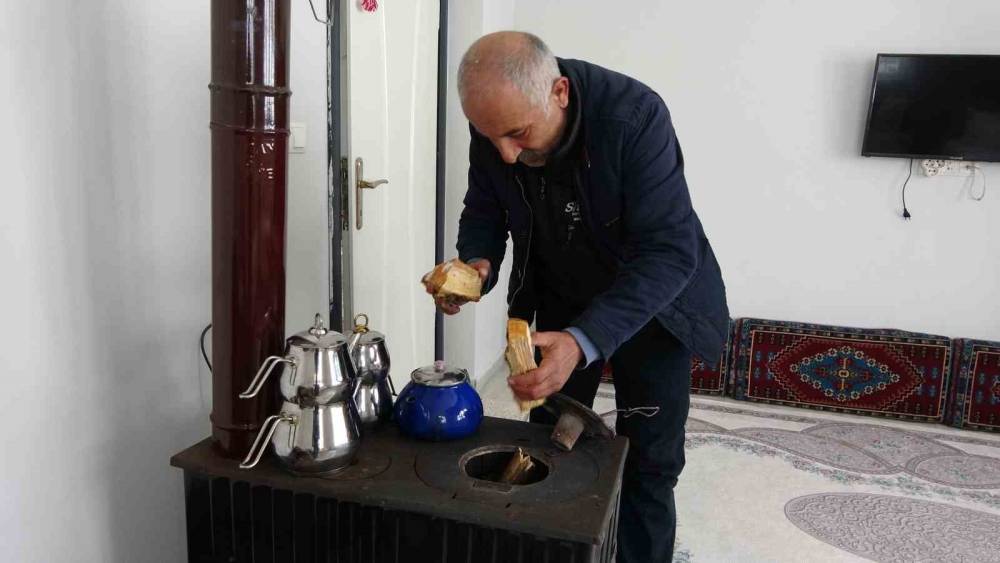 Yaklaşık 2 Bin Nüfuslu Köyde Kışın Sadece Bir Aile Yaşıyor