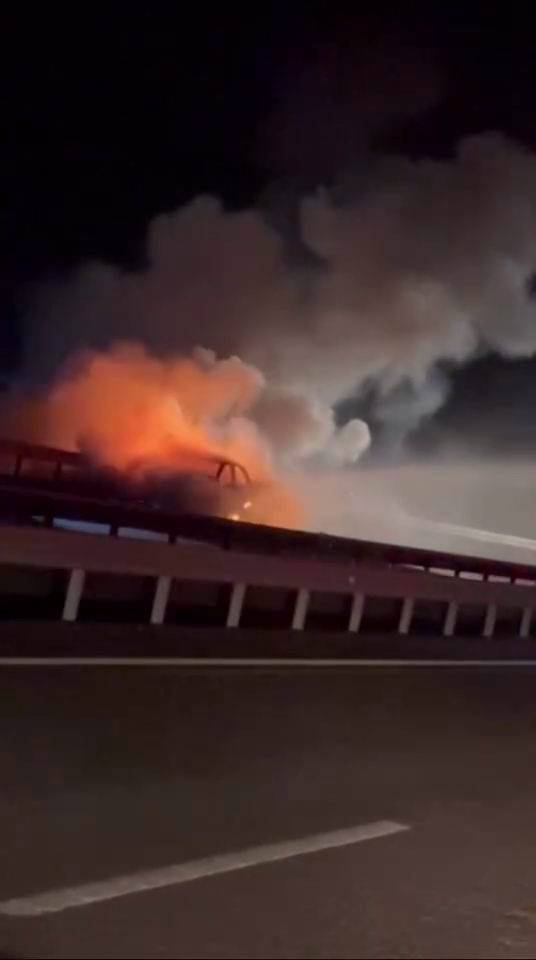 Seyir Halindeki Otomobil Alev Topuna Döndü