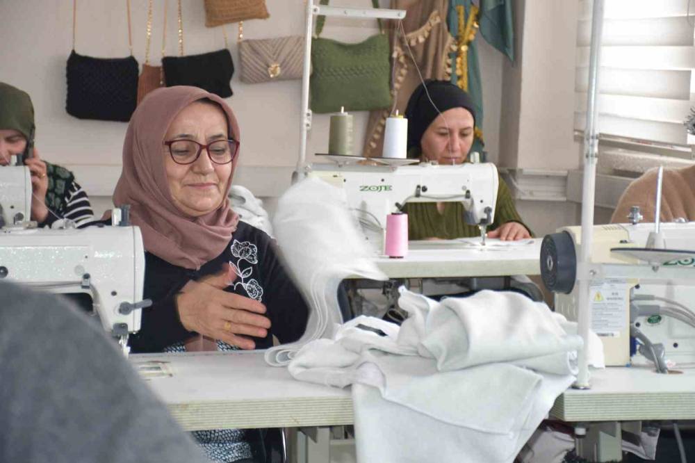 Şırnak’ta Kadınlar Öğrenciler İçin Seferber Oldu: 2 bin 600 Eşorfman Takımı Hediye Edilecek