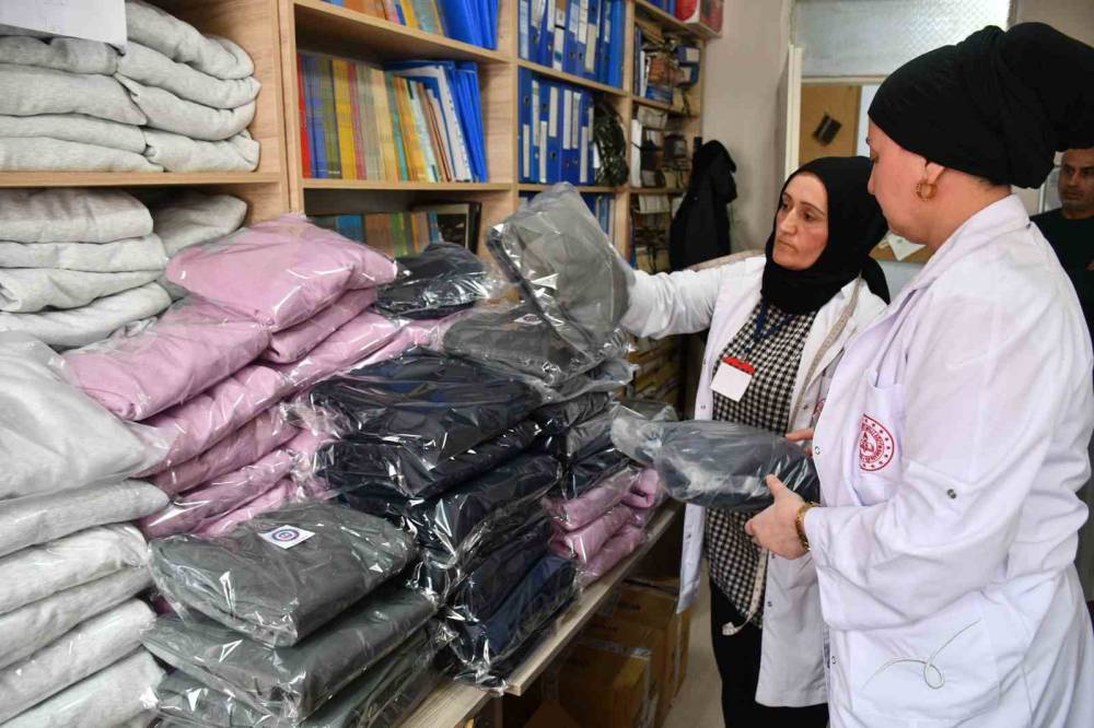 Şırnak’ta Kadınlar Öğrenciler İçin Seferber Oldu: 2 bin 600 Eşorfman Takımı Hediye Edilecek