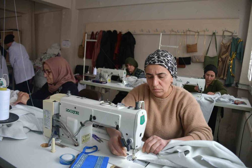 Şırnak’ta Kadınlar Öğrenciler İçin Seferber Oldu: 2 bin 600 Eşorfman Takımı Hediye Edilecek