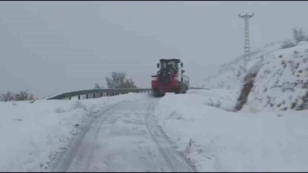 Batman’da 35 Köy Yolu Ulaşıma Açıldı, Ziyaretçiler Kurtarıldı