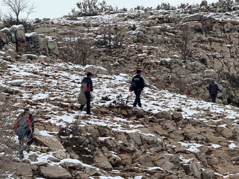 Çoban ve 9 Keçisi, 3 Gündür Mahsur Kaldığı Yerden Kurtarıldı