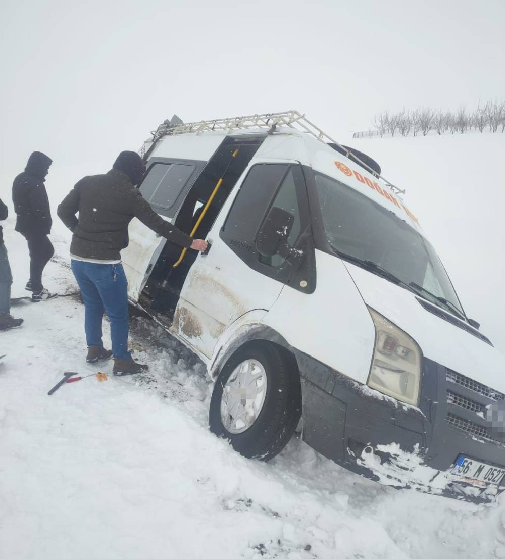 Siirt Özel İdare Ekipleri Hem Yolları Açıyor, Hem De Hastaları Sağlık Ekiplerine Ulaştırıyor