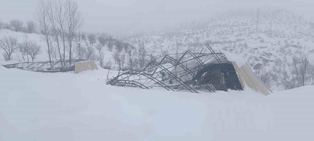 Şırnak'ta Yoğun Kar Yağışı Nedeni ile Halı Sahanın Demirleri Çöktü