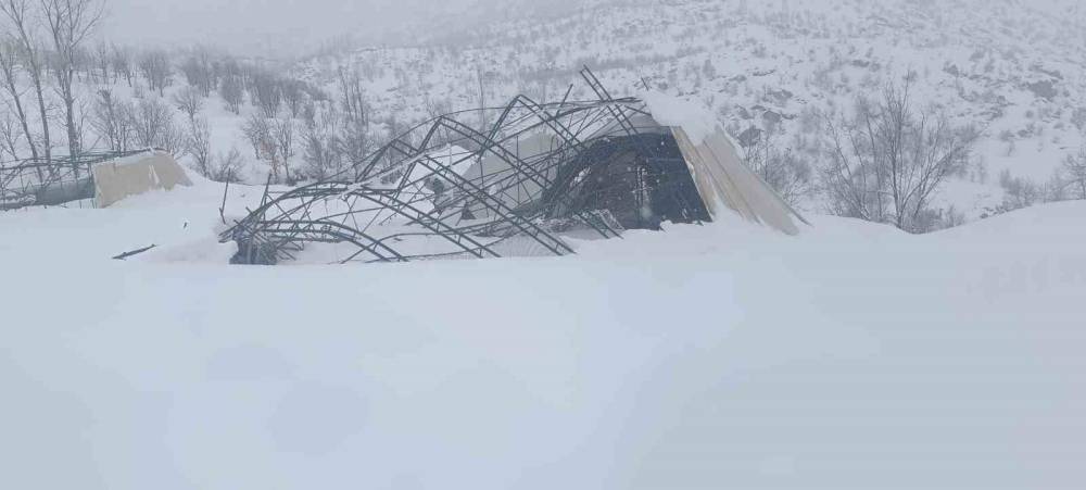 Şırnak'ta Yoğun Kar Yağışı Nedeni ile Halı Sahanın Demirleri Çöktü