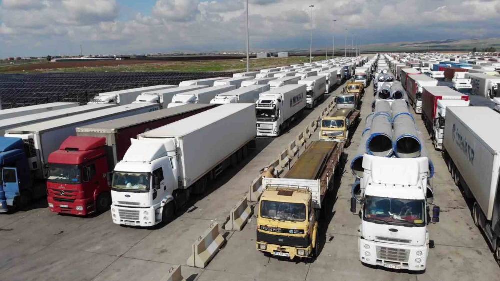 Habur Sınır Kapısında 2 milyar 400 milyon TL değerinde kaçak malzemeye el konuldu