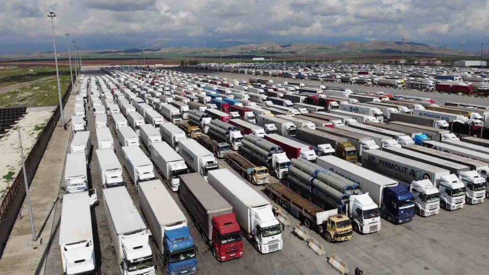 Habur Sınır Kapısında 2 milyar 400 milyon TL değerinde kaçak malzemeye el konuldu