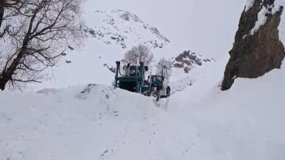 Şırnak’ta Kar Kalınlığı 2 Metreyi Aştı, Ekipler Vardiyalı Sistemle Çalışıyor