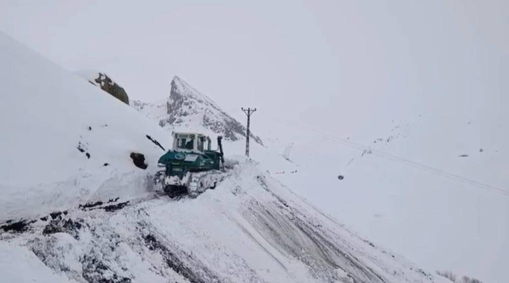 Şırnak’ta Kar Kalınlığı 2 Metreyi Aştı, Ekipler Vardiyalı Sistemle Çalışıyor