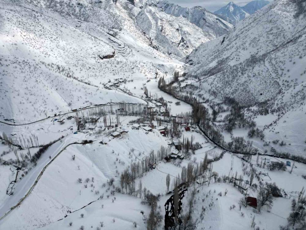 Şırnak'ta 3 Bin Rakımlı Kato Dağı'nda Karpostallık Görüntüler