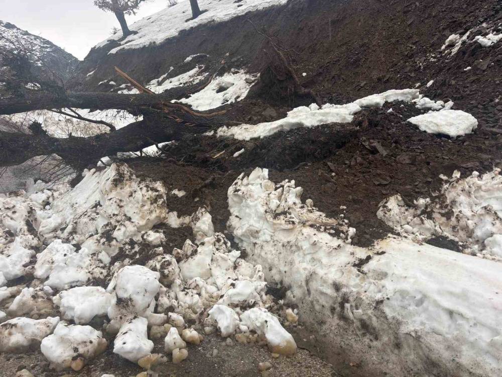 Batman’da Heyelan Paniği: Köy Minibüsü Yolda Mahsur Kaldı