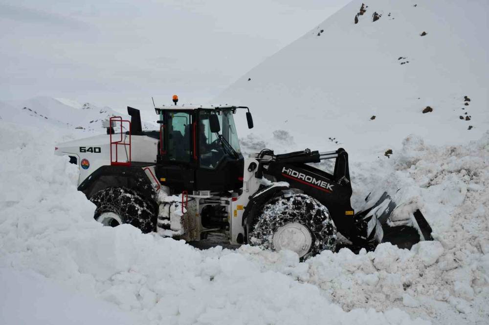Beytüşşebap’ta Kar Kalınlığı Yer Yer 3 Metreyi Buldu