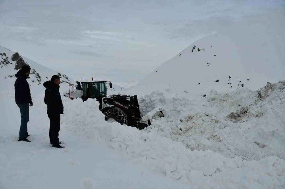 Beytüşşebap’ta Kar Kalınlığı Yer Yer 3 Metreyi Buldu