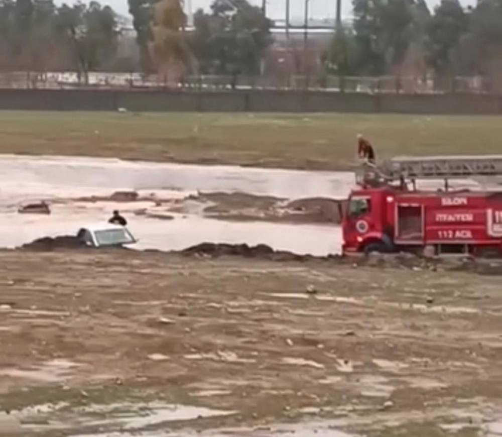 Silopi’de Vatandaşların Zor Anları! Otomobille Suda Mahsur Kaldılar