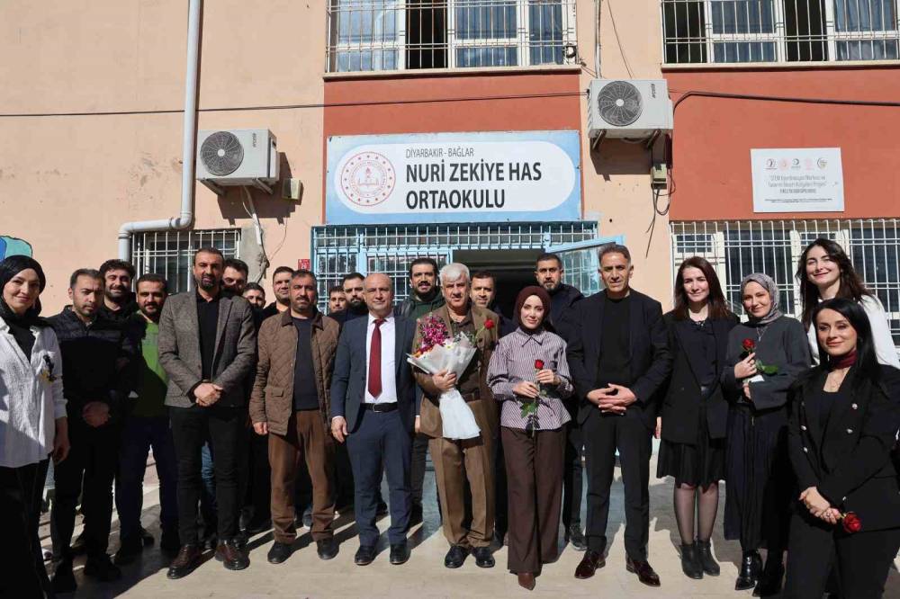 43 Yılda Yüzlerce Öğrenci Yetiştirdi, Çiçek Ve Alkışlarla Emekli Oldu