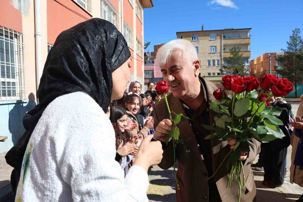 43 Yılda Yüzlerce Öğrenci Yetiştirdi, Çiçek Ve Alkışlarla Emekli Oldu