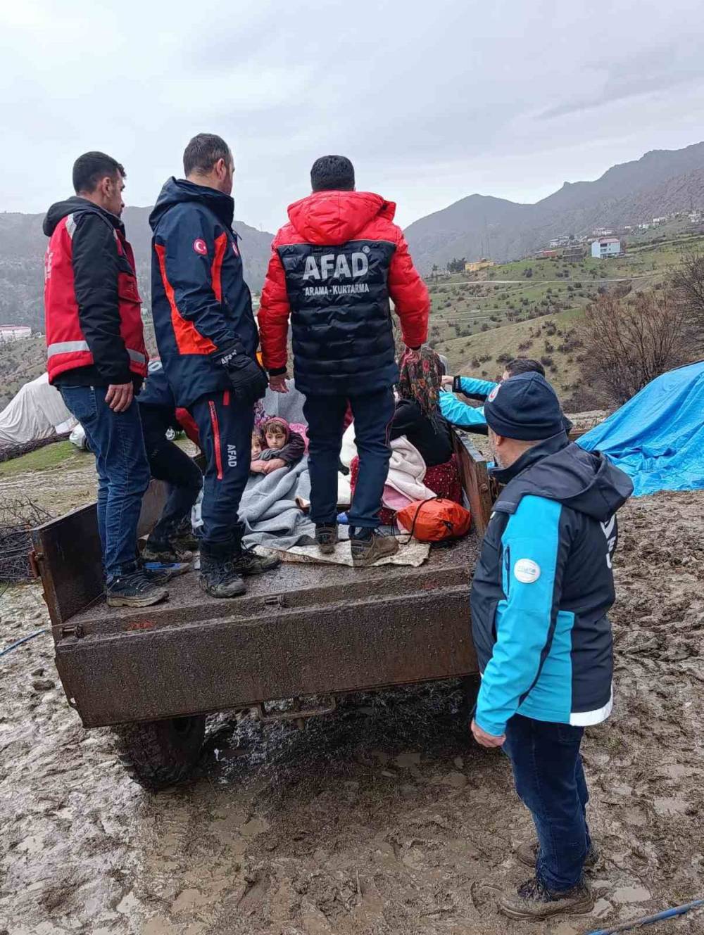 Komşu İlde Fırtına 20 Kişilik Ailenin Çadırını Yıktı
