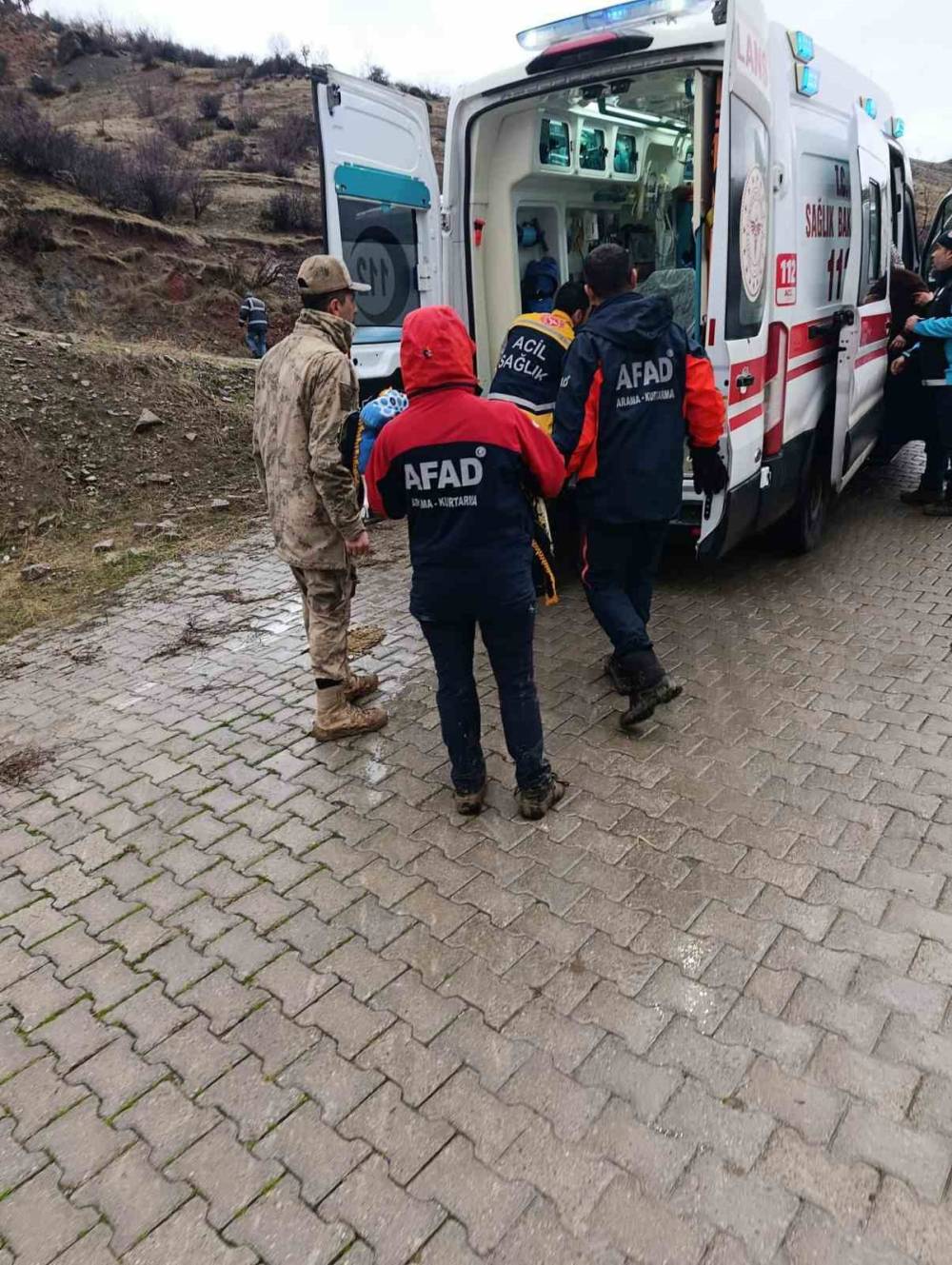 Komşu İlde Fırtına 20 Kişilik Ailenin Çadırını Yıktı