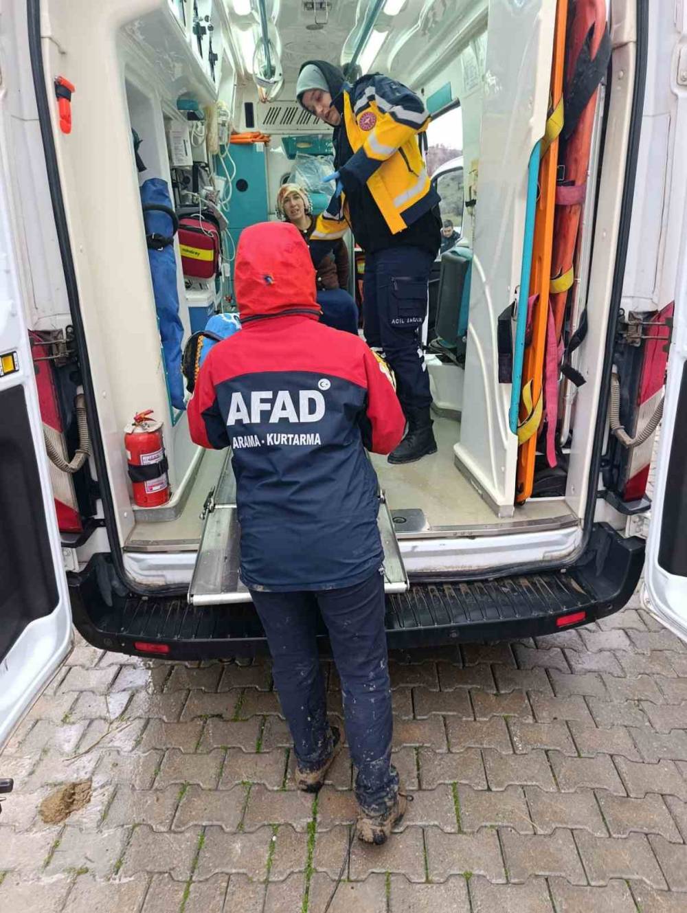 Komşu İlde Fırtına 20 Kişilik Ailenin Çadırını Yıktı