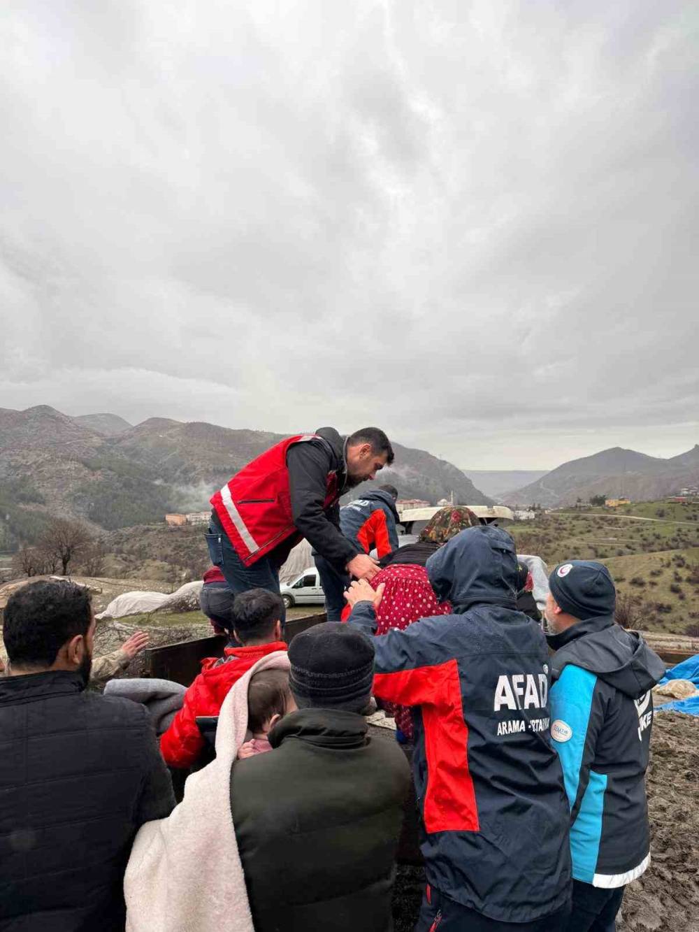 Komşu İlde Fırtına 20 Kişilik Ailenin Çadırını Yıktı