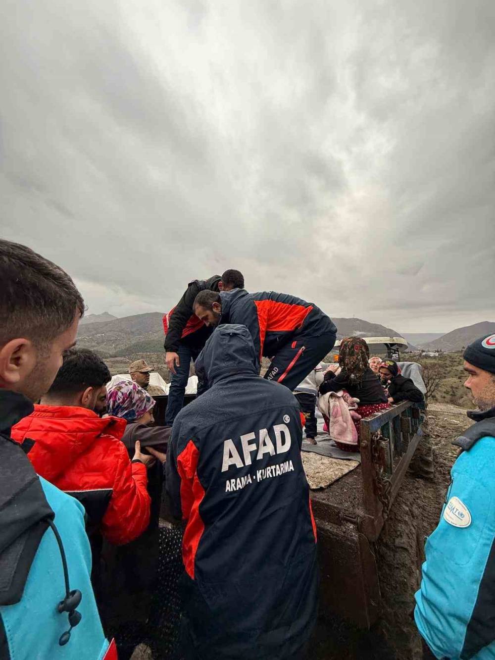 Komşu İlde Fırtına 20 Kişilik Ailenin Çadırını Yıktı