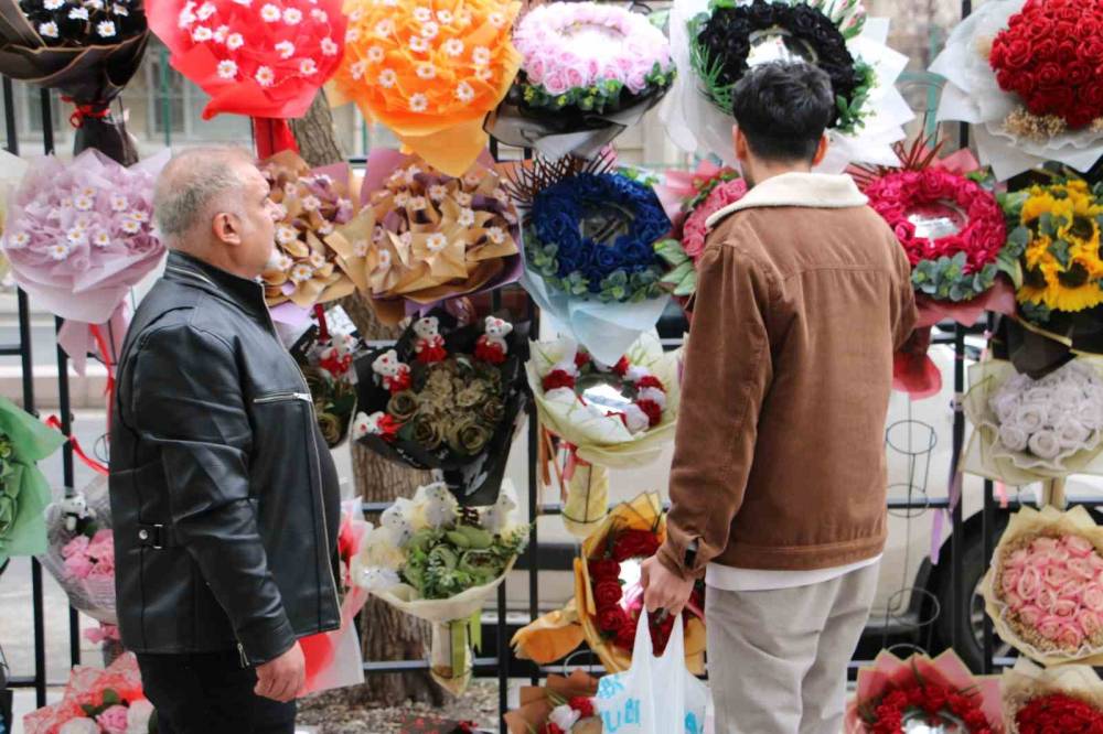 Sevgililer Günü’nde 100 Tl’lerden Başlayıp, 7 Bin Tl’ye Kadar Çıkan Çiçek Hediyesi