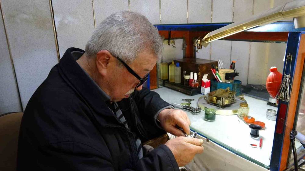 Üç Metrekarelik Dükkanda 60 Yıldır Zamana İnce Ayar Veriyor