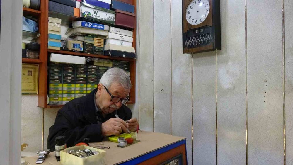 Üç Metrekarelik Dükkanda 60 Yıldır Zamana İnce Ayar Veriyor