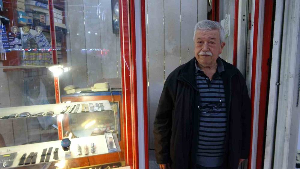 Üç Metrekarelik Dükkanda 60 Yıldır Zamana İnce Ayar Veriyor