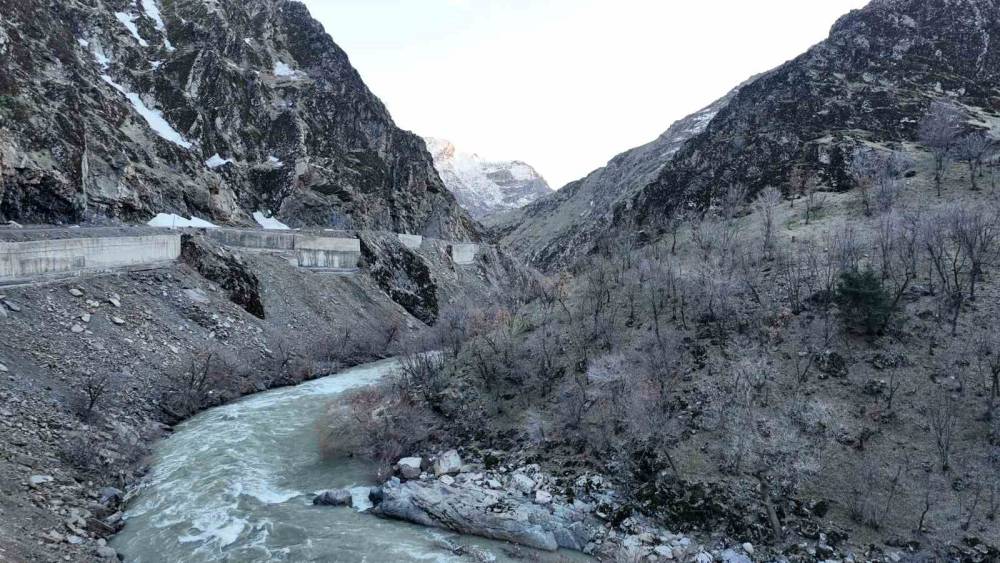 Şırnak’ta Havaların Isınmasıyla Karlar Eridi, Dereler Taştı