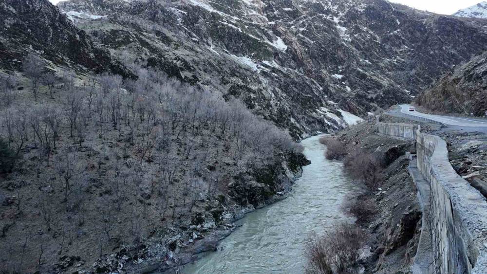 Şırnak’ta Havaların Isınmasıyla Karlar Eridi, Dereler Taştı