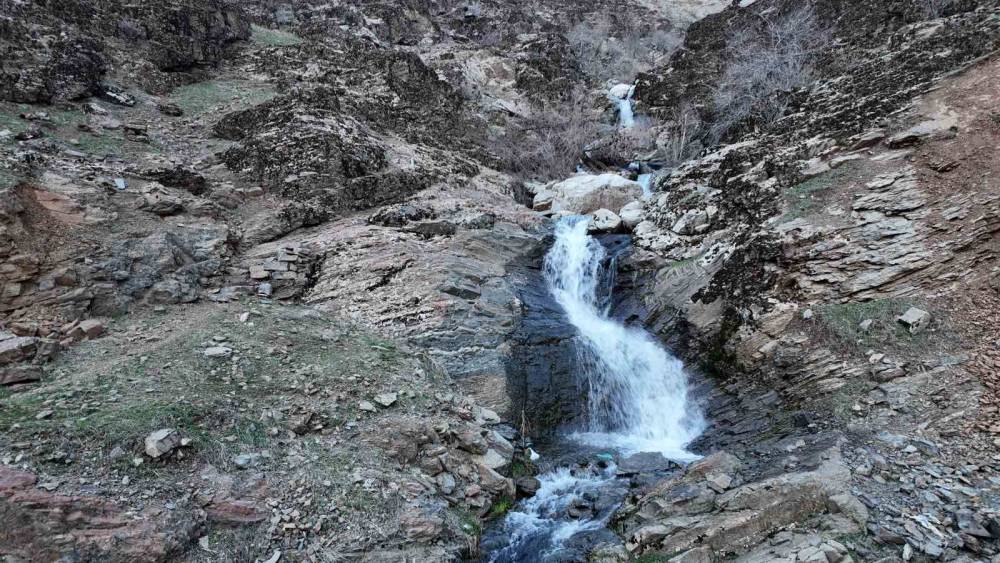 Şırnak’ta Havaların Isınmasıyla Karlar Eridi, Dereler Taştı