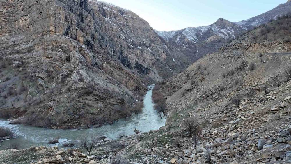 Şırnak’ta Havaların Isınmasıyla Karlar Eridi, Dereler Taştı