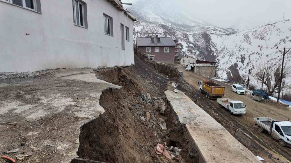 Şırnaklı vatandaş bütün birikimi ile ev yaptı, toprak kayması ile 'hayatı' askıda kaldı