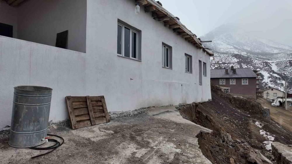 Şırnaklı vatandaş bütün birikimi ile ev yaptı, toprak kayması ile 'hayatı' askıda kaldı