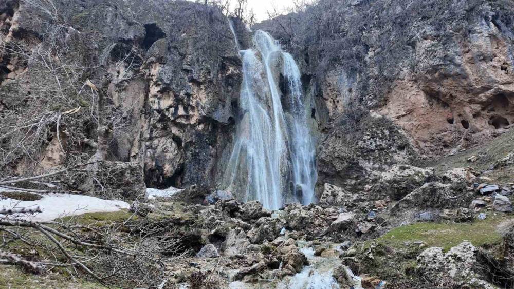 Şırnak’ta Kar Erimesi ile , 30 Metrelik Şelale Tekrar Aktı