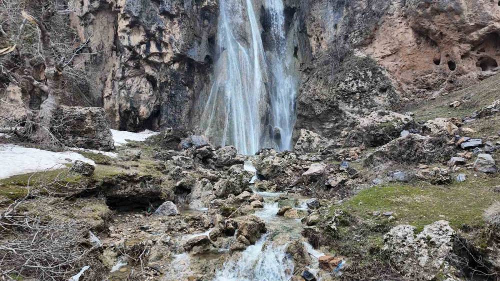 Şırnak’ta Kar Erimesi ile , 30 Metrelik Şelale Tekrar Aktı