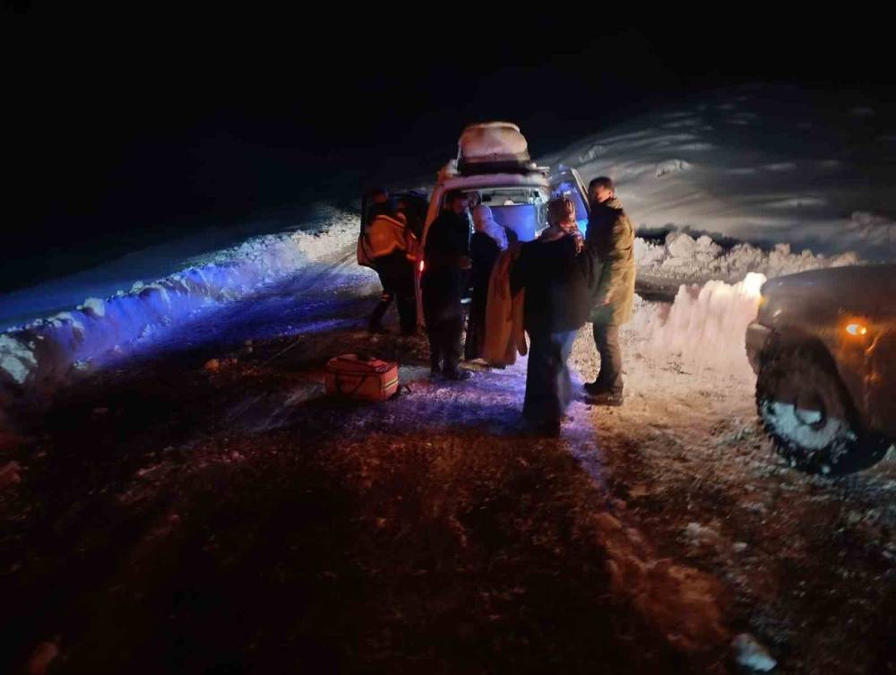 Siirt Kar Yağışı Nedeniyle Yolda Kalan Hastalar Ve Vatandaşlar Kurtarıldı