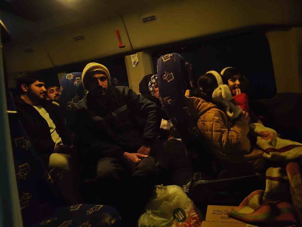 Siirt Kar Yağışı Nedeniyle Yolda Kalan Hastalar Ve Vatandaşlar Kurtarıldı