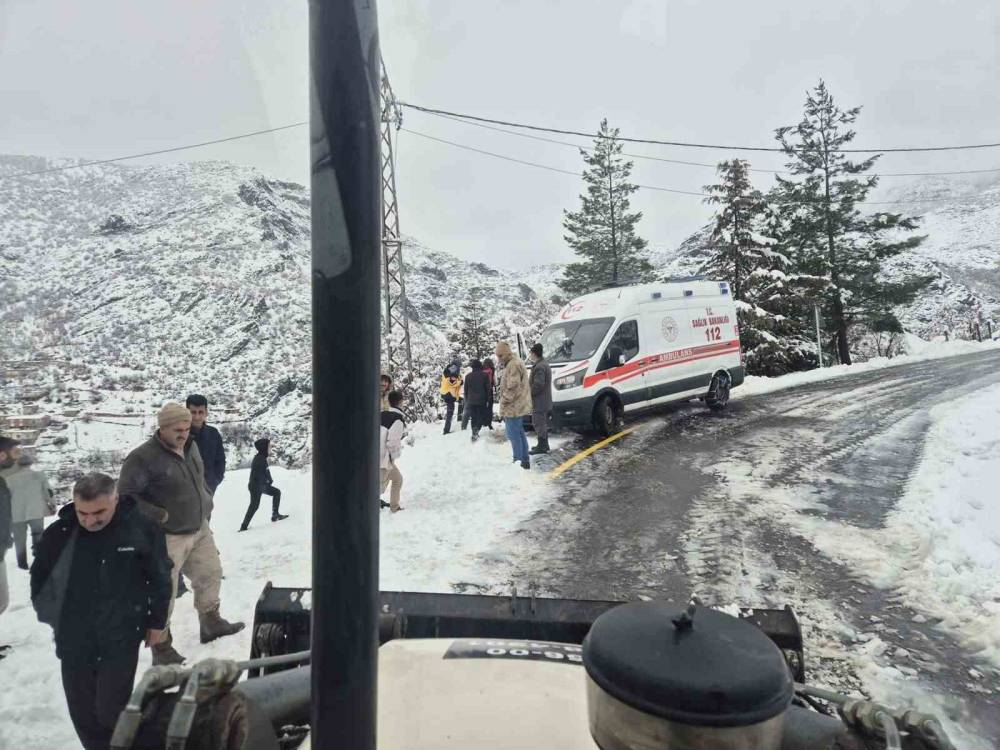 Siirt Kar Yağışı Nedeniyle Yolda Kalan Hastalar Ve Vatandaşlar Kurtarıldı